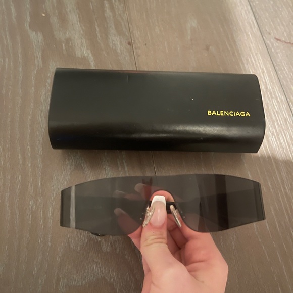 BALENCIAGA MONO RECTANGLE SUNGLASSES IN BLACK - Picture 6 of 11